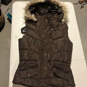 Puffer vest with removable hood